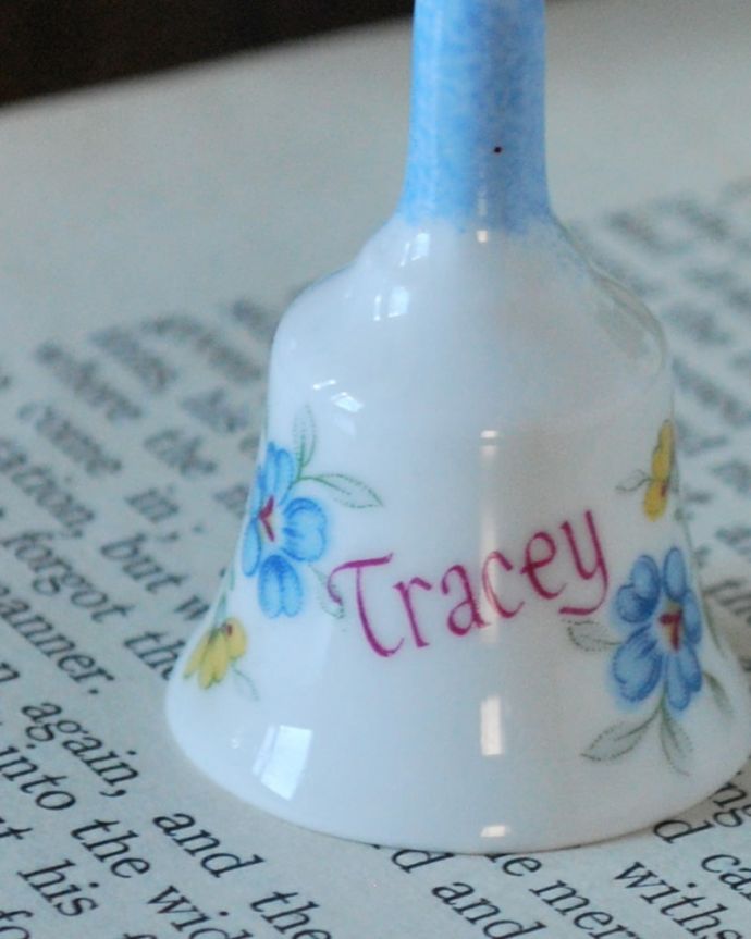 アンティーク雑貨　イギリスのアンティーク雑貨、ミニチュアサイズが可愛い陶磁器のベル　陶磁器で出来た小さなベルすごく可愛い絵が描かれた陶磁器で出来た小さなベル。(m-4062-z)