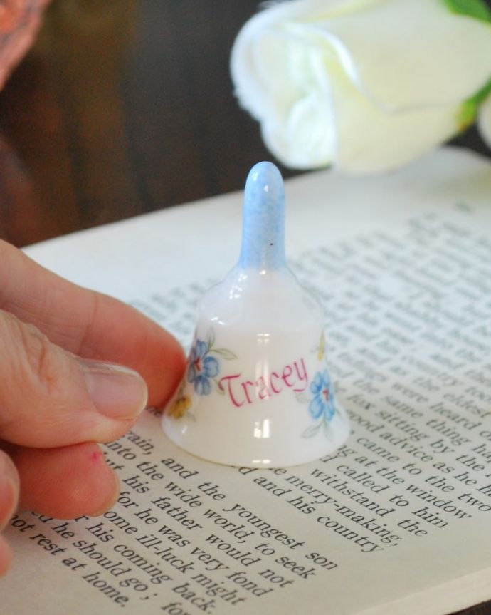 アンティーク雑貨　イギリスのアンティーク雑貨、ミニチュアサイズが可愛い陶磁器のベル　大きさはこれくらいですとっても可愛いミニサイズ。(m-4062-z)