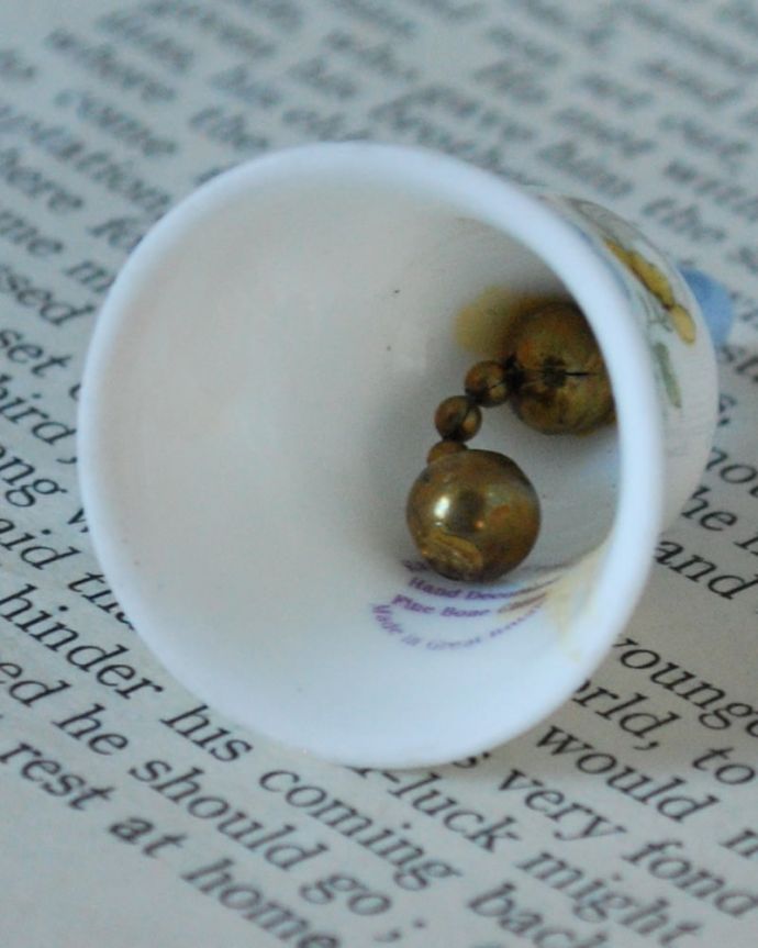 アンティーク雑貨　イギリスのアンティーク雑貨、ミニチュアサイズが可愛い陶磁器のベル　どんな音が鳴るかな？アンティークなので多少のキズやカケがある場合はあります。(m-4062-z)