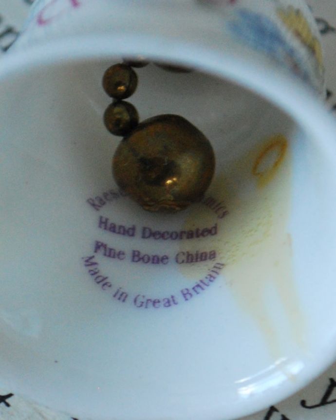 アンティーク雑貨　イギリスのアンティーク雑貨、ミニチュアサイズが可愛い陶磁器のベル　裏側には品質の証製造メーカー保証の意味がこもった窯印、ポーセリンマークがあります。(m-4062-z)