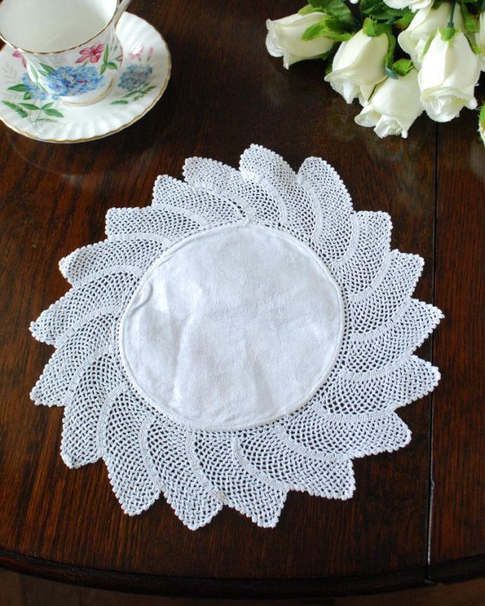 アンティーク雑貨 ドイリー 上から見ると・・・こんな形のドイリーです。(m-4067-z)