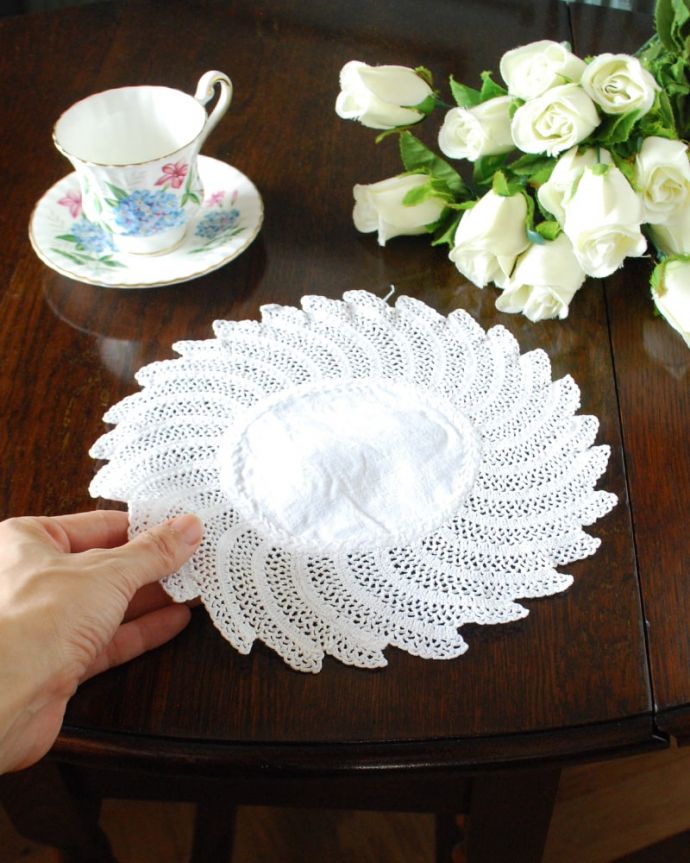 アンティーク雑貨　ドイリー　コンディションの良いものだけを選びましたアンティークなので、多少の汚れやシミがある場合がありますが、キレイなものだけを選んできました。(m-4068-z)