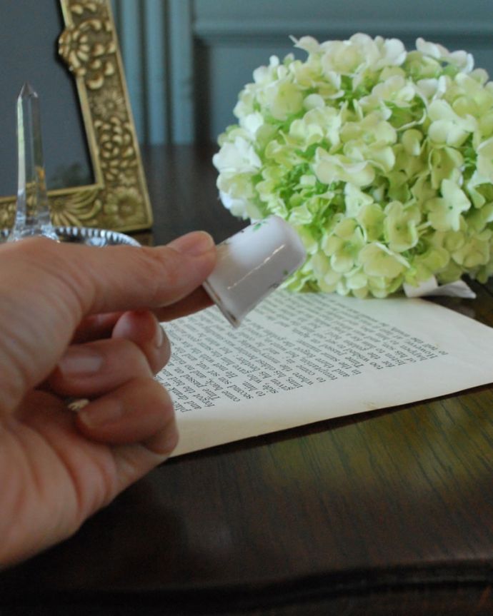 アンティーク 陶磁器の雑貨 アンティーク雑貨 イギリスで見つけたアンティーク マンスリーシンブル(December)。コレクションしたくなる可愛らしさ指の帽子(finger hat)とも呼ばれるコロンとした形。(m-4075-z)