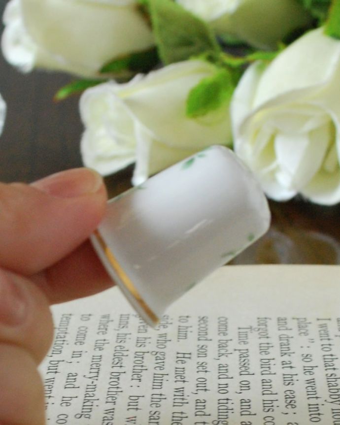 アンティーク 陶磁器の雑貨 アンティーク雑貨 紫色のお花が美しいアンティークマンスリーシンブル(January)。コレクションしたくなる可愛らしさ指の帽子(finger hat)とも呼ばれるコロンとした形。(m-4076-z)