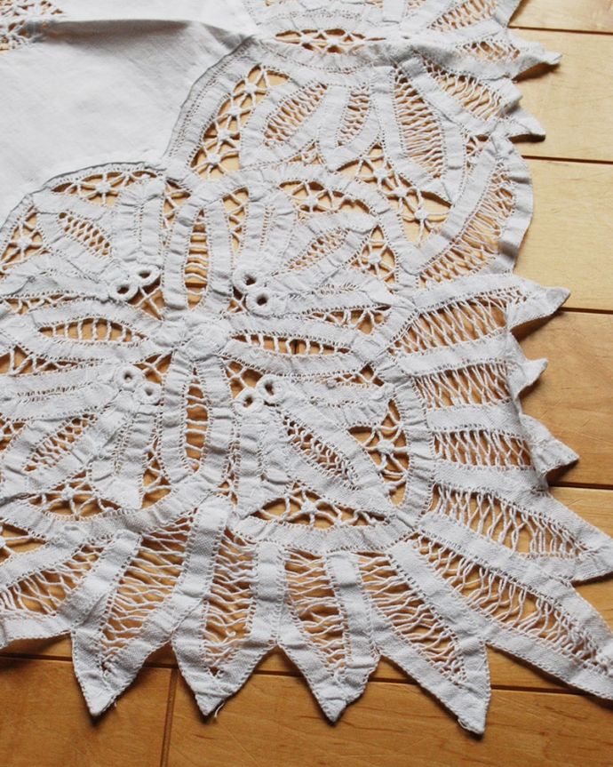 アンティーク雑貨　テーブルクロス　テーブルに掛けるだけでお部屋雰囲気が変わりますお花のレースがとっても華やかです。(m-4091-z)