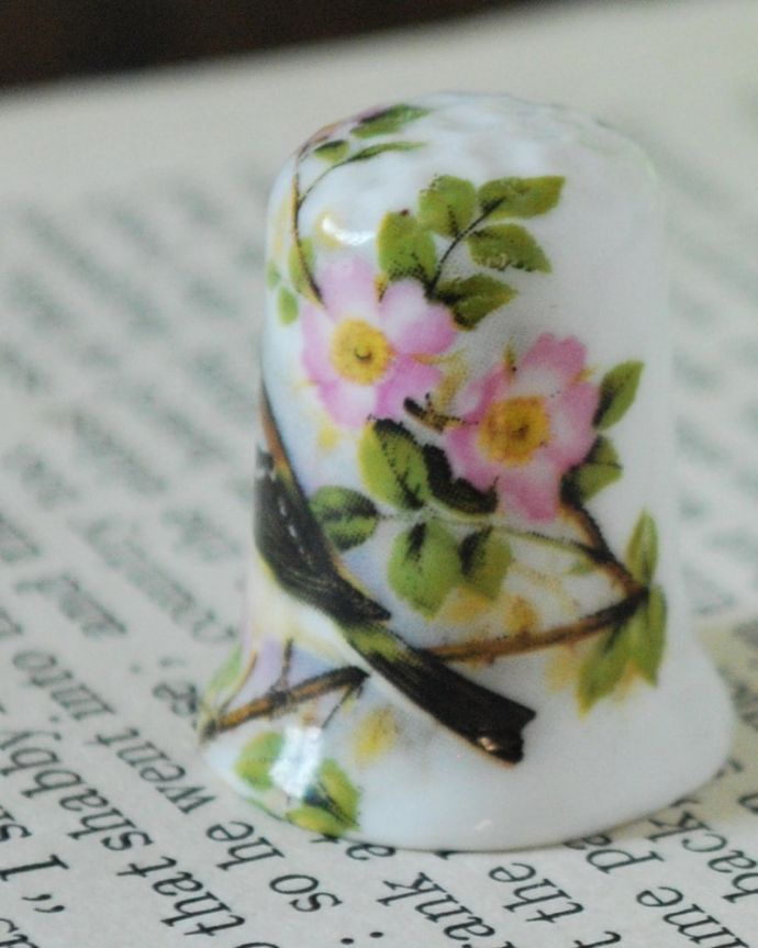 アンティーク 陶磁器の雑貨　アンティーク雑貨　イギリスで見つけたアンティーク雑貨、鳥の可愛いシンブル。幸運を呼ぶ女性のためのコレクションアイテムシンブルとは、上流階級の女性がたしなみとして行ったお裁縫の時に使った指ぬきのこと。(m-4094-z)