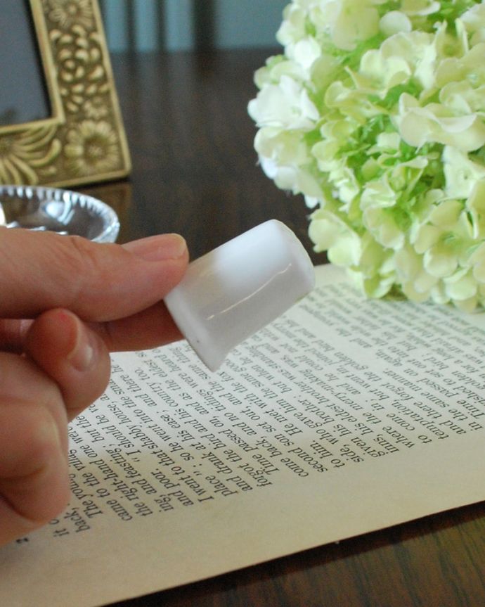 アンティーク 陶磁器の雑貨　アンティーク雑貨　イギリスで見つけたアンティーク雑貨、鳥の可愛いシンブル。コレクションしたくなる可愛らしさ指の帽子（finger hat)とも呼ばれるコロンとした形。(m-4094-z)