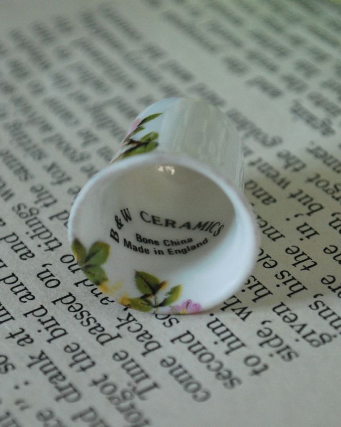 アンティーク 陶磁器の雑貨　アンティーク雑貨　イギリスで見つけたアンティーク雑貨、鳥の可愛いシンブル。キレイなものだけを買い付けていますアンティークは新品ではなので多少のキズ・汚れがある場合がありますが、キレイなもを買い付けてきました。(m-4094-z)