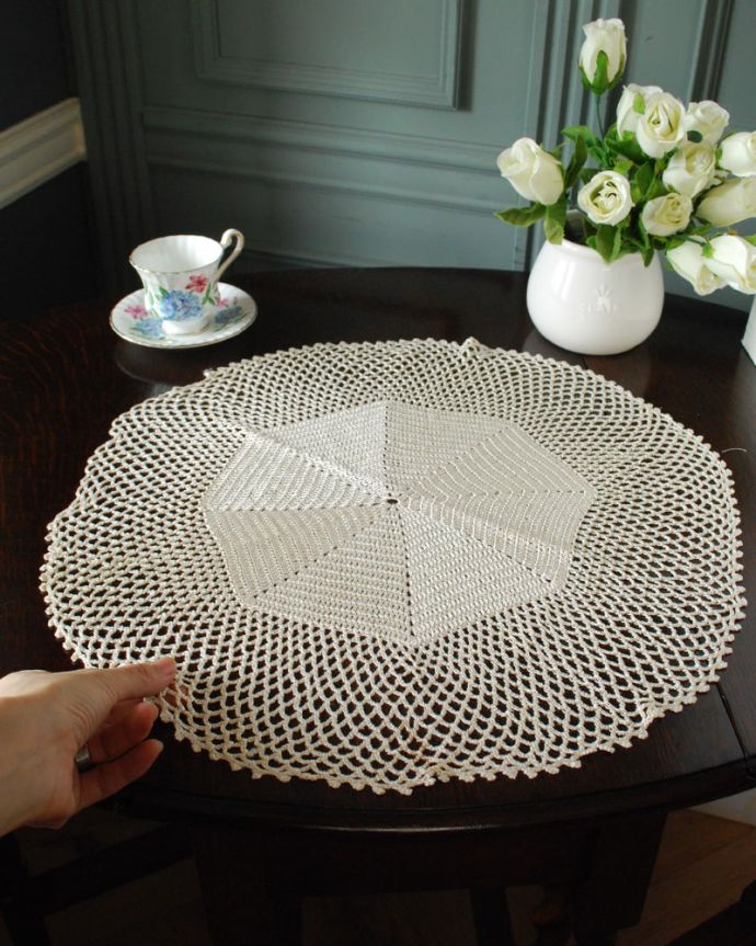 アンティーク雑貨　ハンドメイドドイリー　キレイなものを選んできました新品ではないので多少の汚れやシミがある場合がありますが、いいものを選んできました。(m-4101-z)