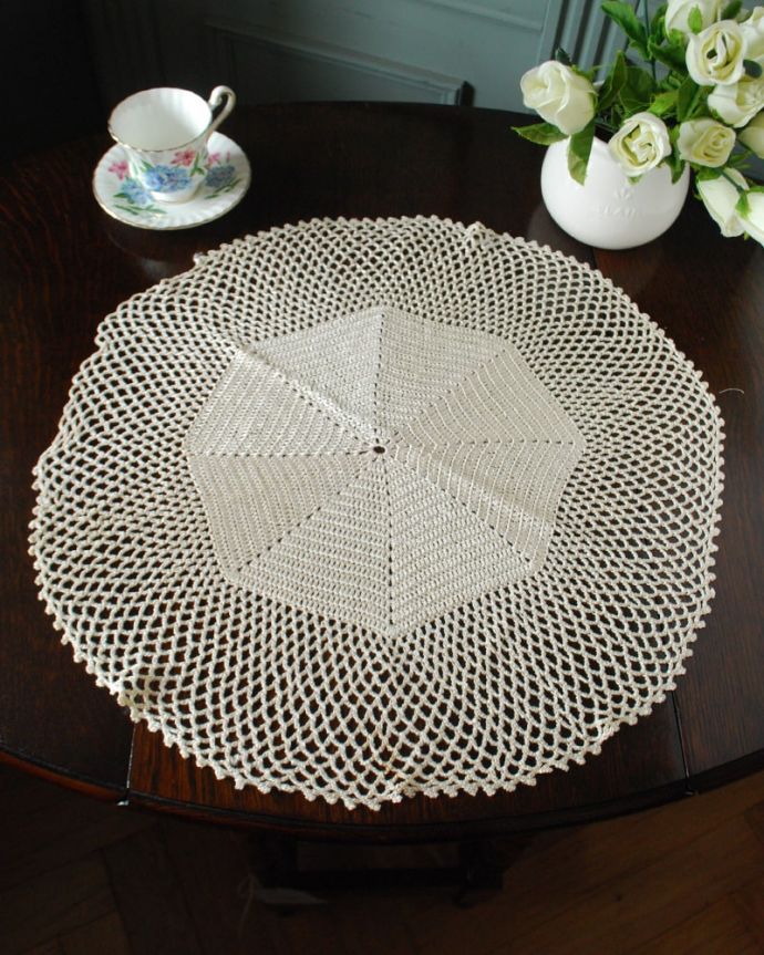 アンティーク雑貨　ハンドメイドドイリー　上から見ると･･･こんな形のドイリーです。(m-4101-z)