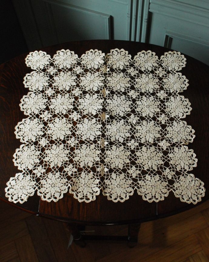 アンティーク雑貨　ハンドメイドマット　上から見ると･･･こんな形のドイリーです。(m-4103-z)