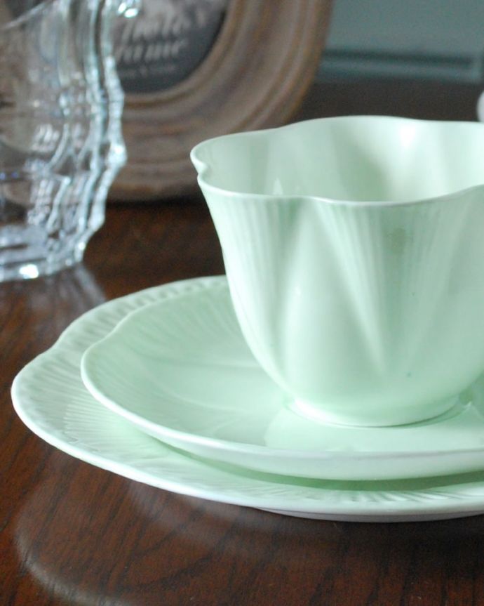 シェ―リー窯　アンティーク雑貨　イギリスのアンティーク陶磁器、シェリー窯のDaintyシェイプ（グリーン）。世界のコレクターが愛するシェリー窯アンティークでしか手に入れることが出来ないシェリー。(m-4105-z)