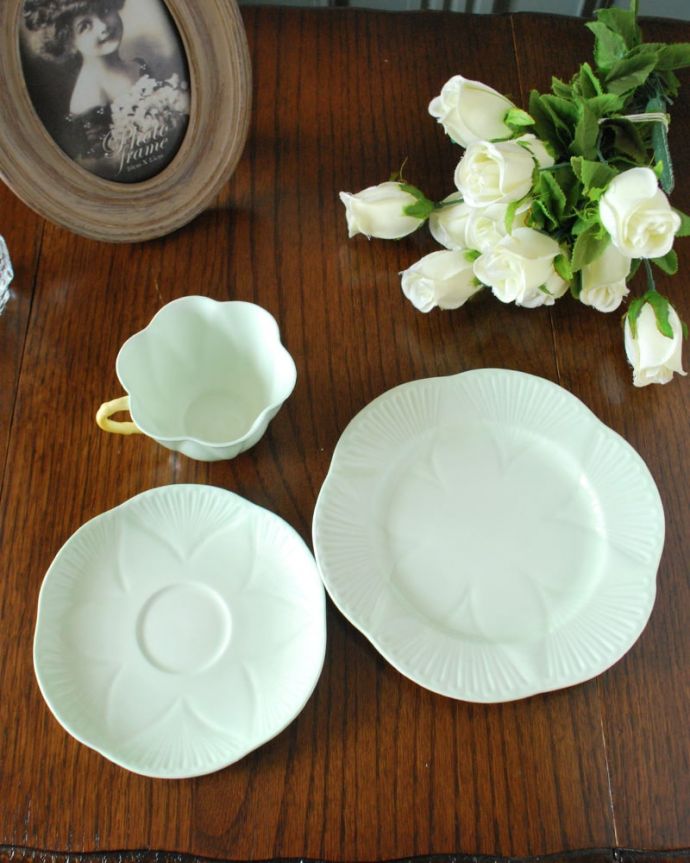 シェ―リー窯　アンティーク雑貨　イギリスのアンティーク陶磁器、シェリー窯のDaintyシェイプ（グリーン）。上から見るとこんな感じです状態のいいものだけを選んでいますが、アンティークなのでキズや欠けがある場合があります。(m-4105-z)