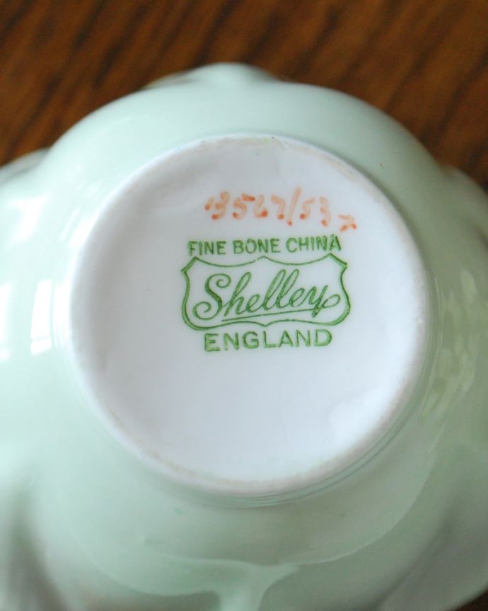 シェ―リー窯　アンティーク雑貨　イギリスのアンティーク陶磁器、シェリー窯のDaintyシェイプ（グリーン）。裏側を見ると･･･1940～1966年製造のシェリーのバックスタンプがあります。(m-4105-z)