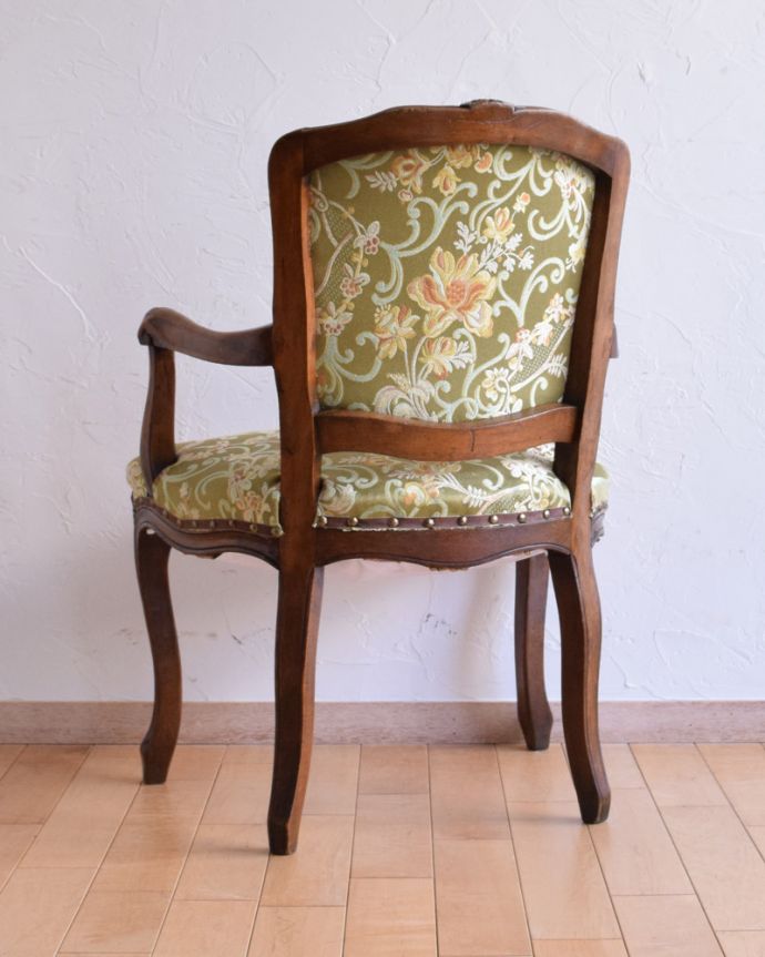 サロンチェア　アンティーク チェア　フランス輸入のルイ15世スタイル、美しいウォルナット材のアームチェア。キレイに修復しました！アンティークは新品ではないので、もちろん経年変化によるキズはありますが、専門の職人が目立たないようキレイにお直しをしているので、後姿までキレイです。(m-411-c)
