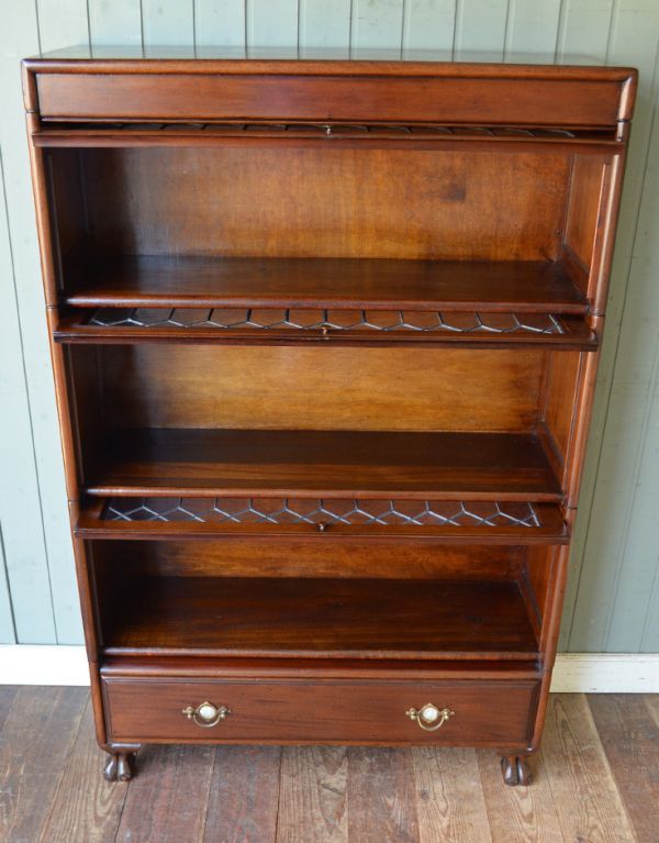 アンティークのキャビネット　アンティーク家具　アンティークの英国家具、ステンドグラス扉のスタッキングブックケース。スライドさせて開く扉が珍しい。(m-411-f)