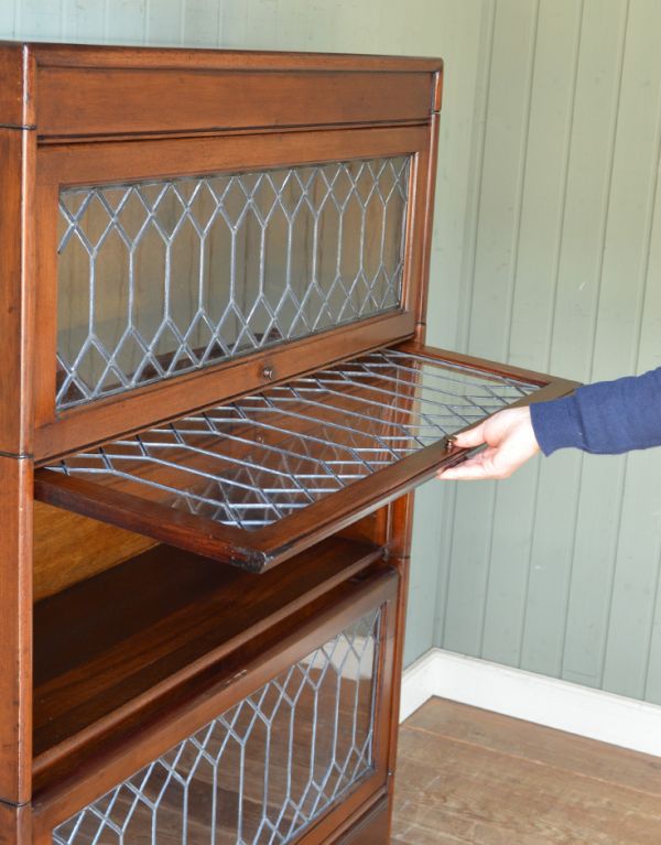 アンティークのキャビネット　アンティーク家具　アンティークの英国家具、ステンドグラス扉のスタッキングブックケース。ガラス扉は上に上げて、スライドさせて中にしまいます。(m-411-f)