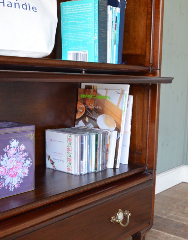 アンティークのキャビネット　アンティーク家具　アンティークの英国家具、ステンドグラス扉のスタッキングブックケース。A4サイズの雑誌やファイルがラクラク収納できるのでとっても便利ですよ。(m-411-f)