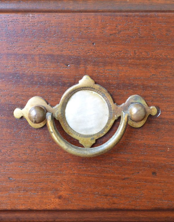 アンティークのキャビネット　アンティーク家具　アンティークの英国家具、ステンドグラス扉のスタッキングブックケース。引き出しはおしゃれなハンドルタイプの取っ手が付いています。(m-411-f)