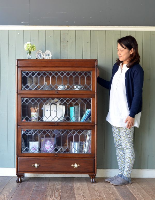 アンティークのキャビネット　アンティーク家具　アンティークの英国家具、ステンドグラス扉のスタッキングブックケース。本棚としてはもちろん、グラスや食器を並べて飾り棚としても素敵ですよ。(m-411-f)