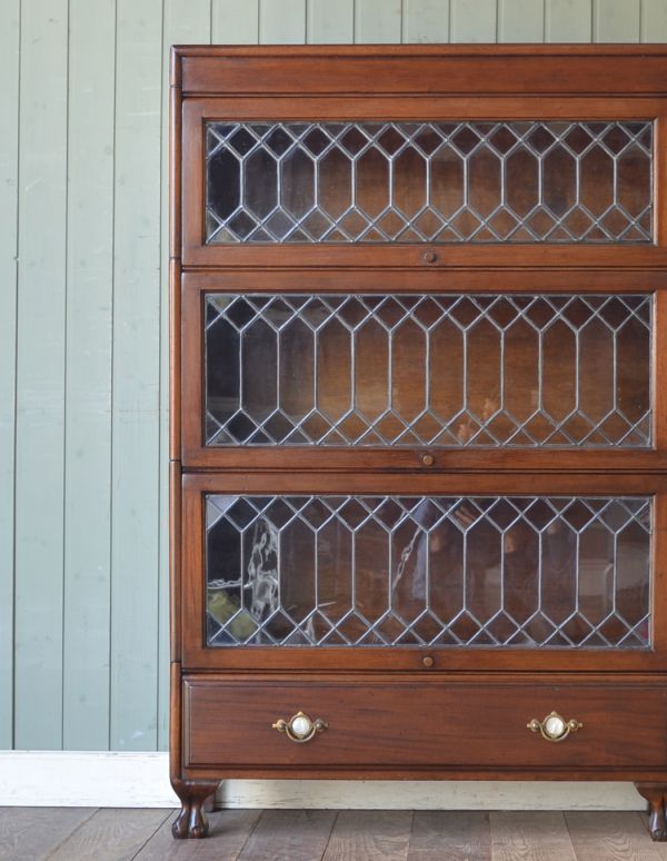 アンティークのキャビネット　アンティーク家具　アンティークの英国家具、ステンドグラス扉のスタッキングブックケース。職人さんの技が生きた装飾です。(m-411-f)