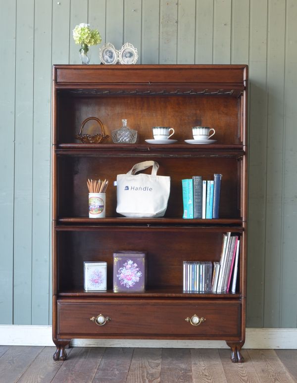 アンティークのキャビネット　アンティーク家具　アンティークの英国家具、ステンドグラス扉のスタッキングブックケース。食器や写真立て、本やDVDなどなど、たくさん飾ればディスプレイの幅が広がります！ガラスが大きいので、中に飾ったものがいい感じに見えてオシャレになります。(m-411-f)