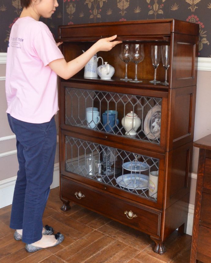 アンティークのキャビネット　アンティーク家具　アンティークの英国家具、ステンドグラス扉のスタッキングブックケース。お家パーティーをしている間は、扉を開けたままにしてあると、使いやすいですね。(m-411-f)