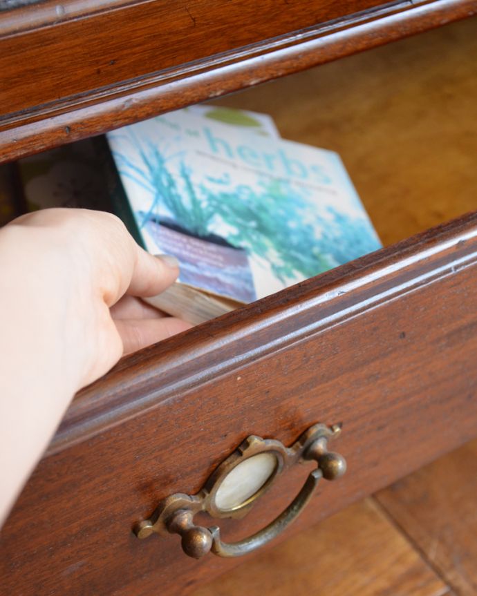 アンティークのキャビネット　アンティーク家具　アンティークの英国家具、ステンドグラス扉のスタッキングブックケース。一番下には引き出しが付いています。(m-411-f)