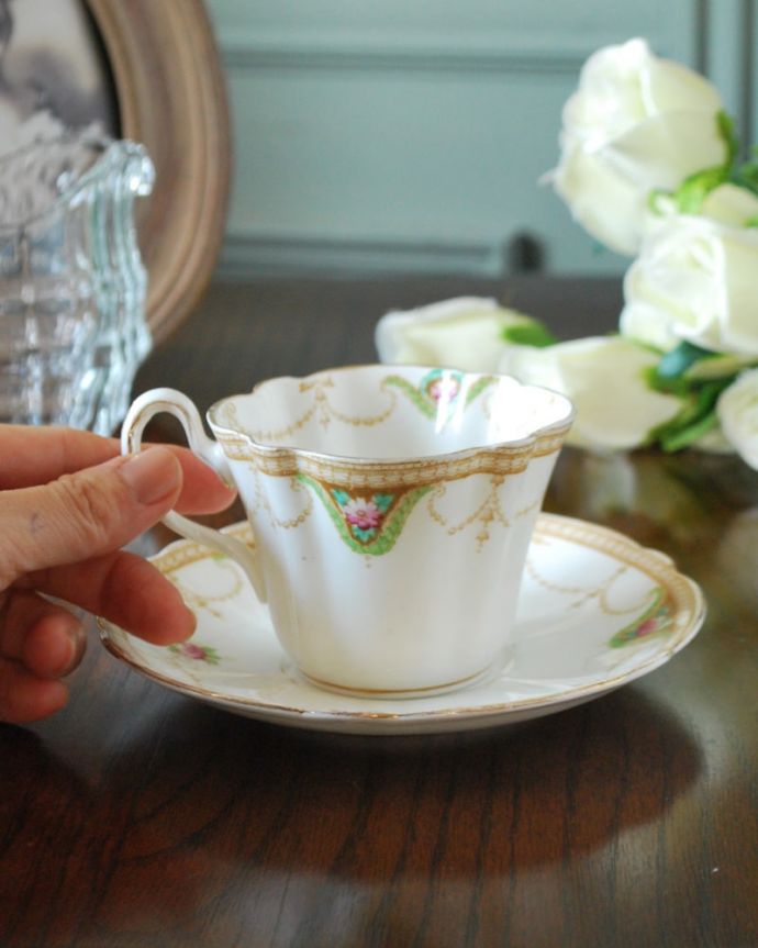 【m-4111-z】 アンティーク　カップ＆ソーサー。お茶の時間をもっと優雅に･･･眺めているだけじゃもったいないので、実用的に使って下さい。(htz-04-1-6)
