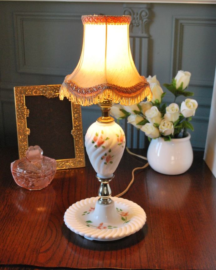 スタンドライト　照明・ライティング　アンティークの照明、バラの絵が描かれたアンティークのテーブルランプ（E26・丸球付き）。ステキな夜の時間を作ってくれますどこに置いても絵になるアンティークのテーブルランプ。(m-4115-z)
