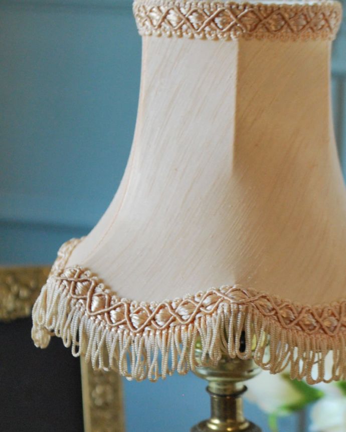 スタンドライト　照明・ライティング　アンティークの照明、バラの絵が描かれたアンティークのテーブルランプ（E26・丸球付き）。シェードを被せてお届けしますおしゃれなアンティークの土台に似合うアンティークのシェードを探してきました。(m-4115-z)