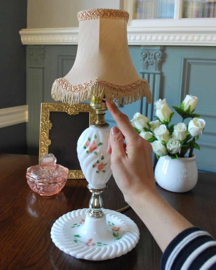 スタンドライト　照明・ライティング　アンティークの照明、バラの絵が描かれたアンティークのテーブルランプ（E26・丸球付き）。スイッチON！あっという間に周りを優しい癒しの灯りが包み込んでくれます。(m-4115-z)