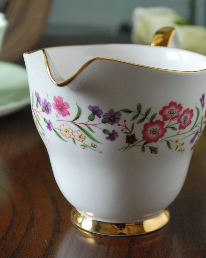 アンティーク 陶磁器の雑貨　アンティーク雑貨　英国のアンティーク陶磁器、ウィンザー（WINDSOR）のミルクピッチャー。お茶の時間に欠かせないミルクピッチャー紅茶を愛する英国のお茶の時間に欠かせないミルクティーのために作られた陶磁器のミルクピッチャー。(m-4118-z)