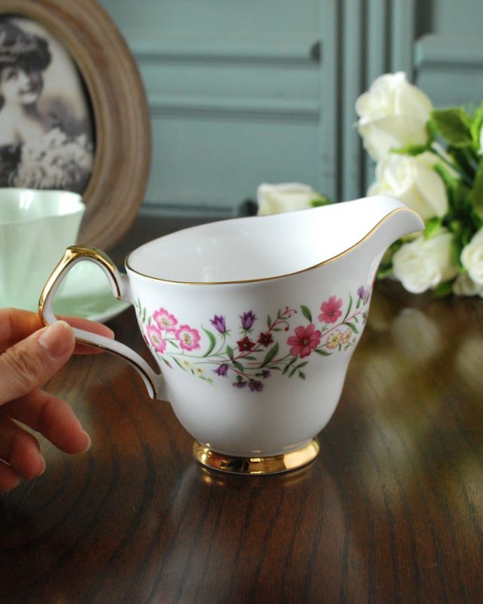 アンティーク 陶磁器の雑貨　アンティーク雑貨　英国のアンティーク陶磁器、ウィンザー（WINDSOR）のミルクピッチャー。自分だけの使い方で使ってみましょうたっぷりミルクが注げるように、英国のミルクピッチャーのサイズは他の国のものと比べて大きめに作られていて実用的。(m-4118-z)