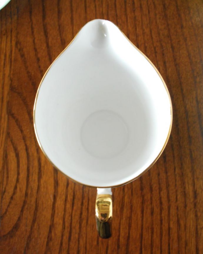 アンティーク 陶磁器の雑貨　アンティーク雑貨　英国のアンティーク陶磁器、ウィンザー（WINDSOR）のミルクピッチャー。上から見るとこんな感じです状態のいいものだけを選んでいますが、アンティークなのでキズや欠けがある場合があります。(m-4118-z)