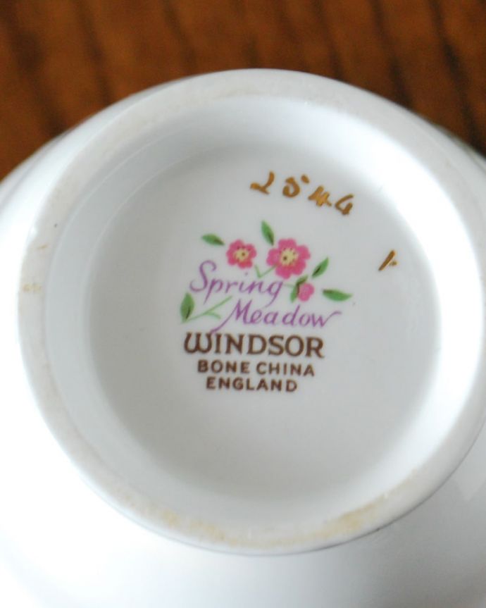 アンティーク 陶磁器の雑貨　アンティーク雑貨　英国のアンティーク陶磁器、ウィンザー（WINDSOR）のミルクピッチャー。裏側には品質の証製造メーカー保証の意味がこもった窯印、ポーセリンマークがあります。(m-4118-z)