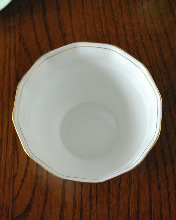 アンティーク 陶磁器の雑貨　アンティーク雑貨　オールドロイヤル（Old Royal）のスウォンジーシリーズ、アンティークシュガーボウル　上からのぞいてみると･･･アンティークのため、多少の欠け・傷がある場合がありますが、使用上問題がないものだけを選んできたので、ご了承下さい。(m-4122-z)