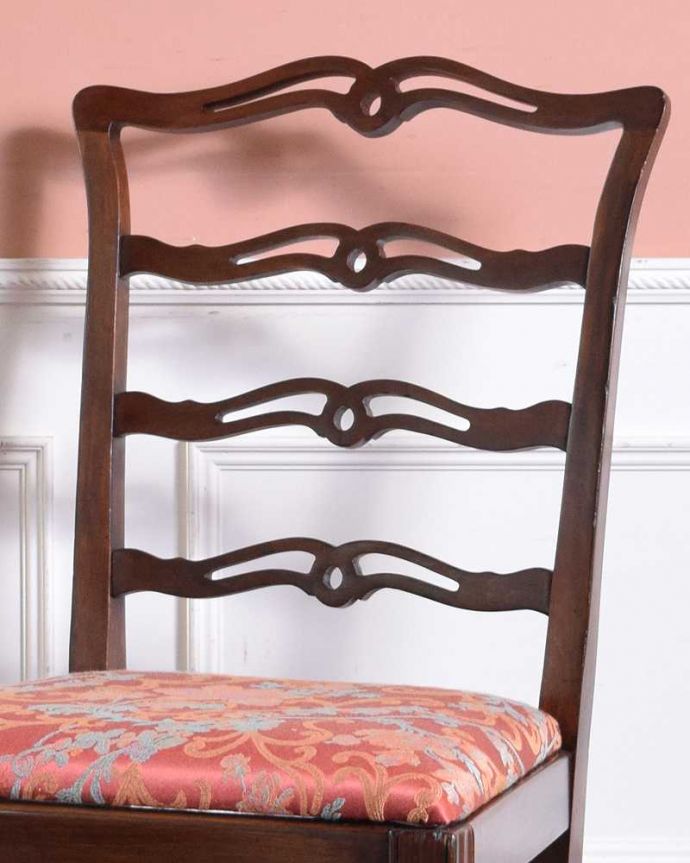 サロンチェア アンティーク チェア 1930年生まれの英国アンティーク椅子、チッペンデールのラダーバックチェア。ゴシックスタイルのエレガントなデザインチッペンデールがゴシック建築物や窓枠からインスプレーションを得た美しい装飾。(m-413-c)