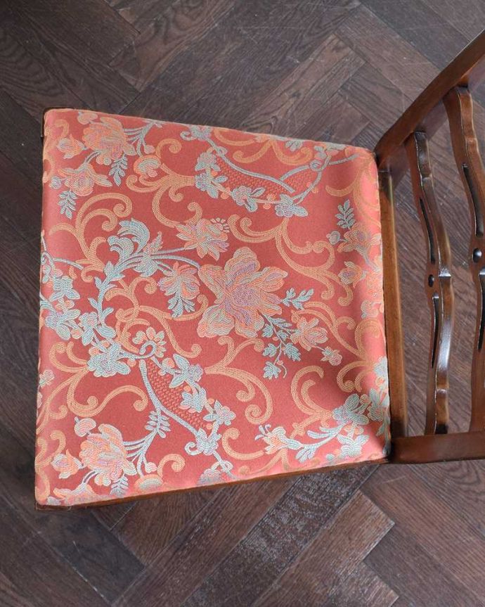 サロンチェア アンティーク チェア 1930年生まれの英国アンティーク椅子、チッペンデールのラダーバックチェア。座面はこんな感じです上から見た座面の形。(m-413-c)