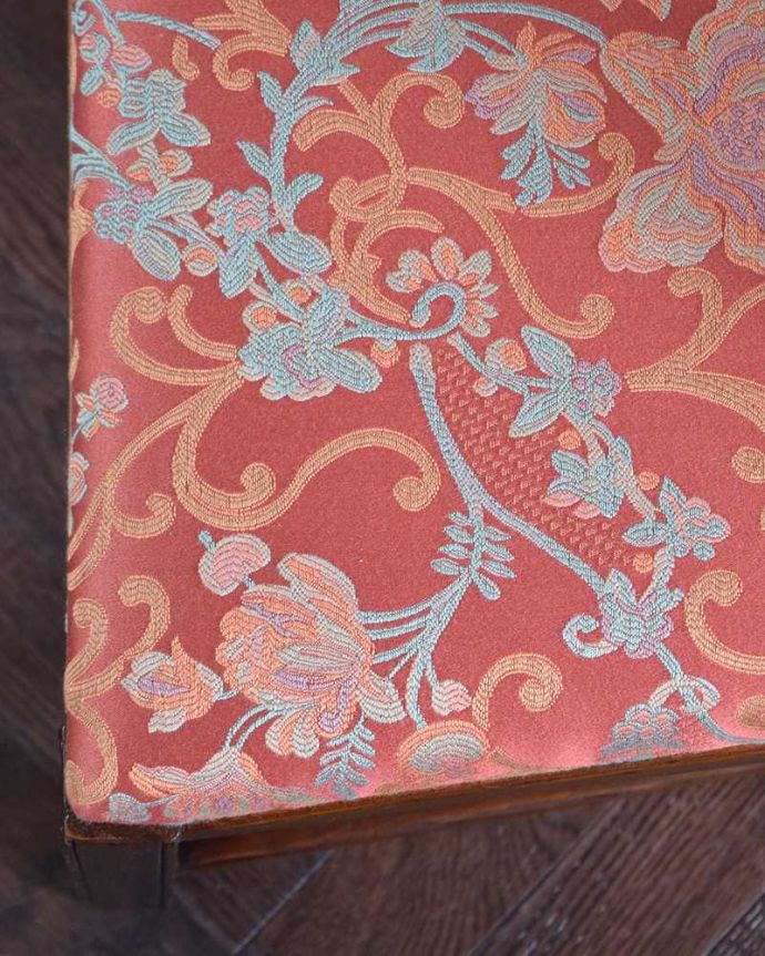 サロンチェア アンティーク チェア 1930年生まれの英国アンティーク椅子、チッペンデールのラダーバックチェア。生地のセレクトにもこだわりました優雅なアンティークチェアの雰囲気をそのままに、一番似合う貼り座をじっくり選びました。(m-413-c)