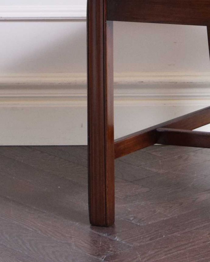 サロンチェア アンティーク チェア 1930年生まれの英国アンティーク椅子、チッペンデールのラダーバックチェア。床を滑らせて移動出来ますHandleではアンティークチェアの脚の裏にフェルトキーパーをお付けしています。(m-413-c)