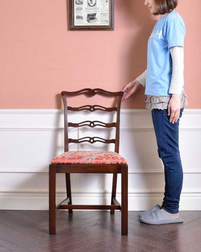 サロンチェア アンティーク チェア 1930年生まれの英国アンティーク椅子、チッペンデールのラダーバックチェア。250年以上愛され続けるチッペンデールチェア上質な雰囲気が漂うチッペンデールチェアは、座るためだけじゃなく、目でも楽しめる椅子です。(m-413-c)