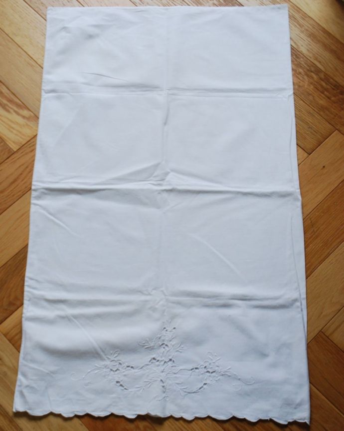 アンティーク 布製の雑貨　アンティーク雑貨　ピローケース　上から見ると･･･こんな形のドイリーです。(m-4132-z)