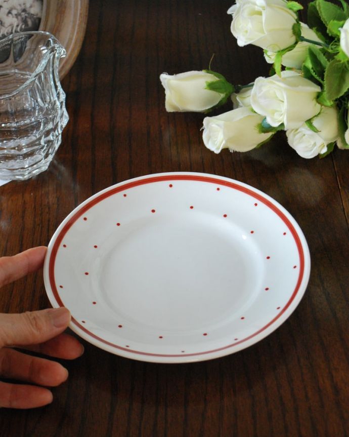 スージークーパー　アンティーク雑貨　イギリスで見つけたスージークーパーのヴィンテージプレート（レイズドスポット）。お茶の時間をもっと優雅に･･･眺めているだけじゃもったいないので、実用的に使って下さい。(m-4133-z)