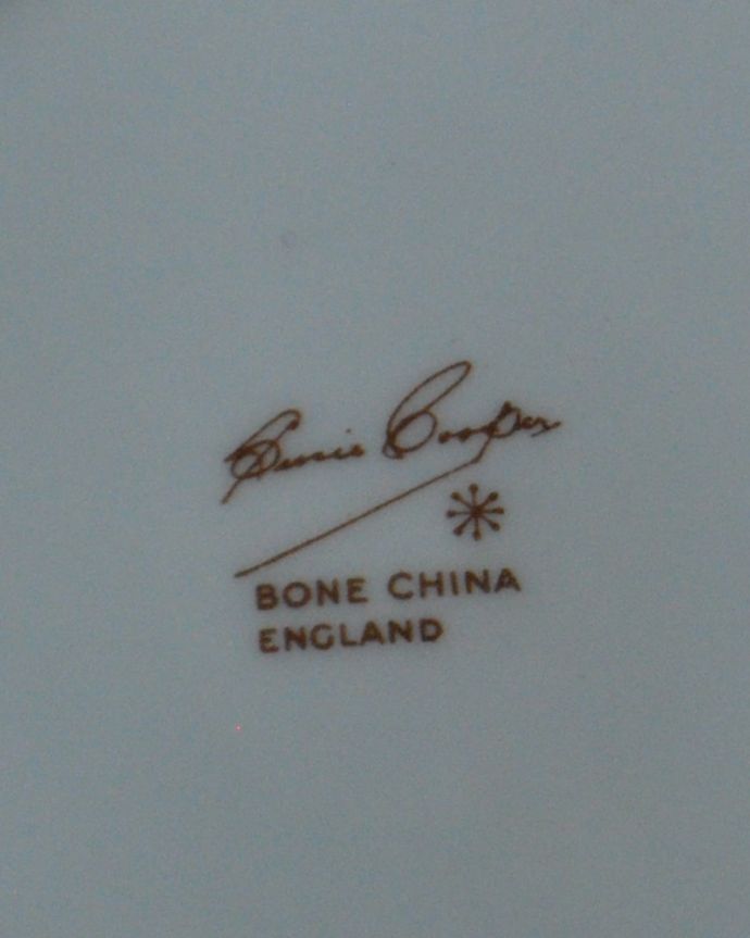 スージークーパー　アンティーク雑貨　イギリスで見つけたスージークーパーのヴィンテージプレート（レイズドスポット）。裏側のバックスタンプ1951～66年3月製造のスージークーパ―ボーンチャイナイングランドで使われていたバックスタンプが押されています。(m-4133-z)