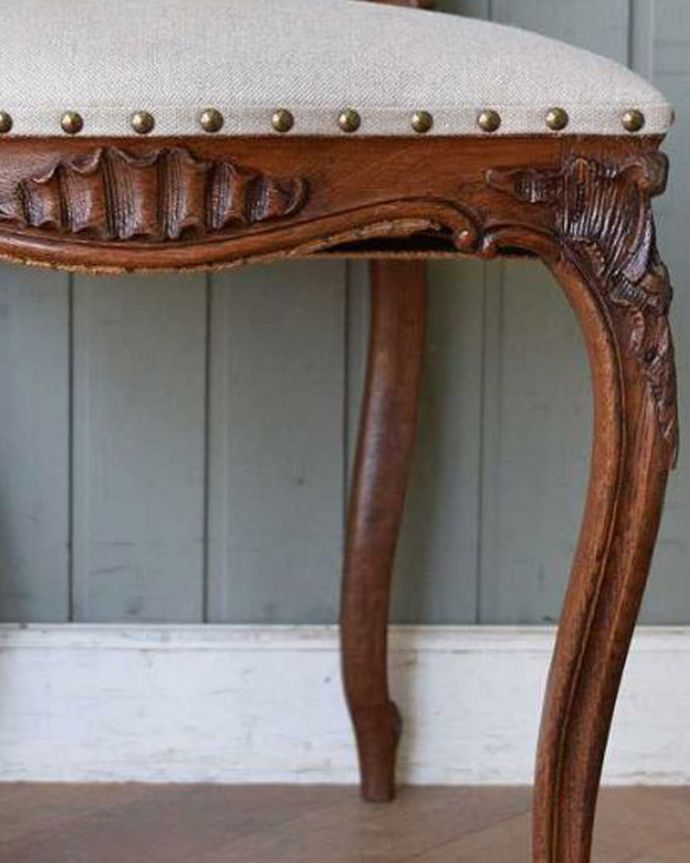 彫刻も美しい、ルイ15世様式のアンティークフレンチチェア