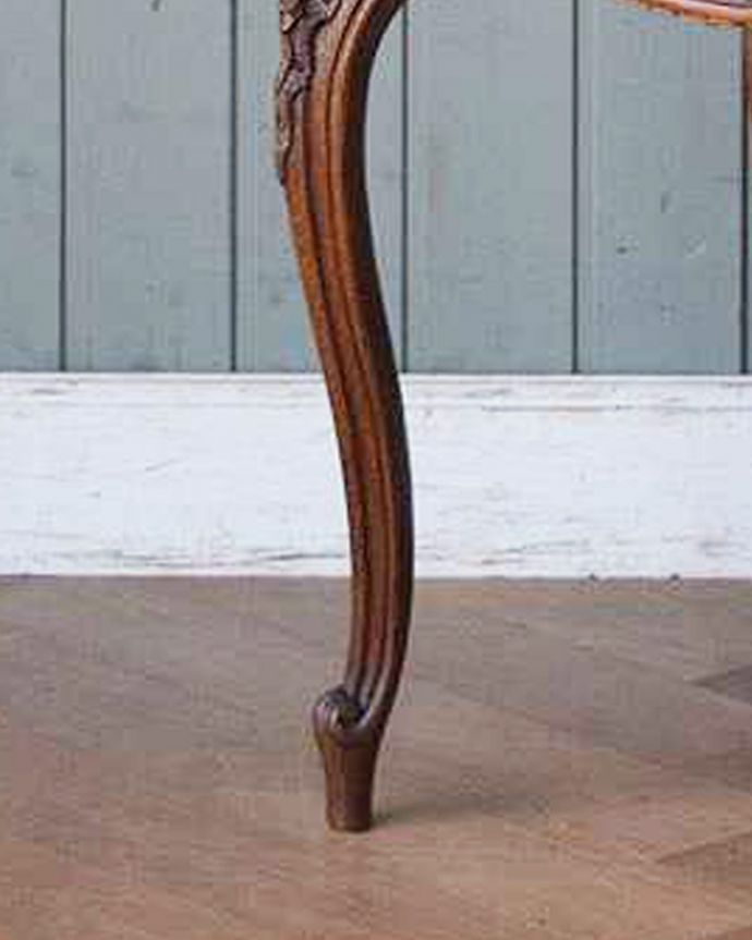 彫刻も美しい、ルイ15世様式のアンティークフレンチチェア