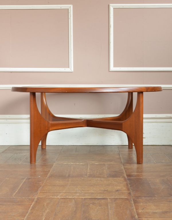 アンティークのテーブル　アンティーク家具　北欧スタイルのヴィンテージ家具、ガラス天板のセンターテーブル。横から見てもカッコイイ北欧スタイルの家具はデザインがステキだから、横から見た姿も絵になるカッコよさ！。(m-414-f)