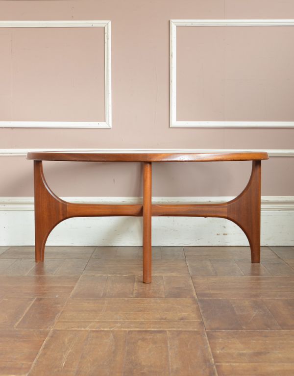 アンティークのテーブル　アンティーク家具　北欧スタイルのヴィンテージ家具、ガラス天板のセンターテーブル。見る角度によって見え方が違う…ヴィンテージなので、もちろん経年変化によるキズはありますが、専門の職人がしっかり修復しているので安心さが違います。(m-414-f)