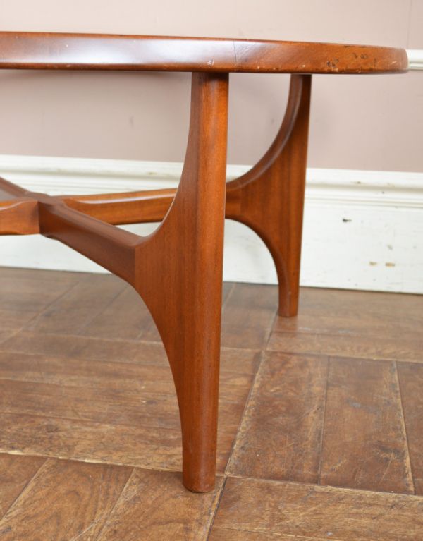 アンティークのテーブル　アンティーク家具　北欧スタイルのヴィンテージ家具、ガラス天板のセンターテーブル。女性1人でラクラク運べちゃう仕掛けHandleのアンティークは、脚の裏にフェルトキーパーをお付けしています。(m-414-f)